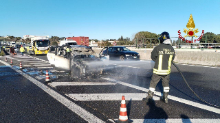 Porto San Giorgio - Incidente stradale nei pressi dello svincolo: auto in fiamme